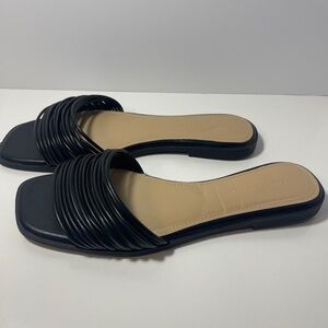 Kelly Rowland Flat slip on sandal Size 8 Black straps